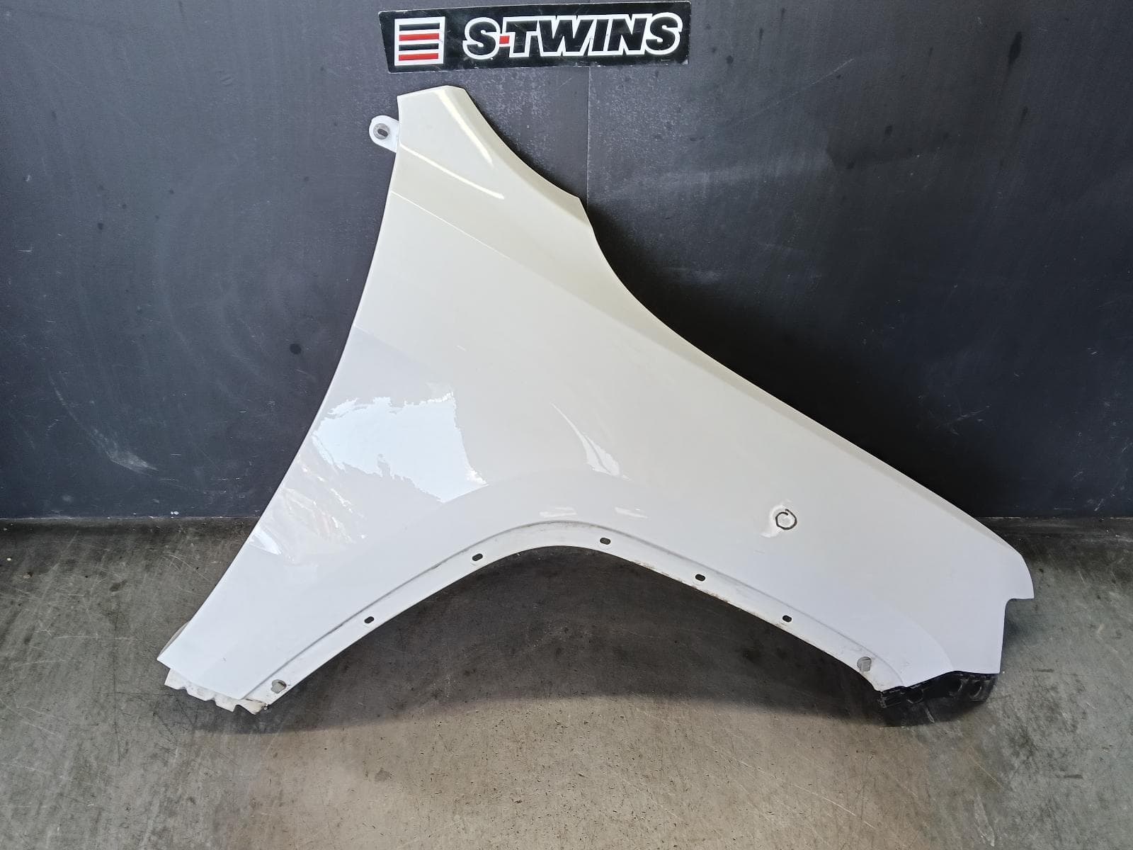 Used auto part listing image: 2014 JEEP GRANDCHEROKEE RIGHT GUARD WK, NON PAINTED FLARE, 04/13-02/22