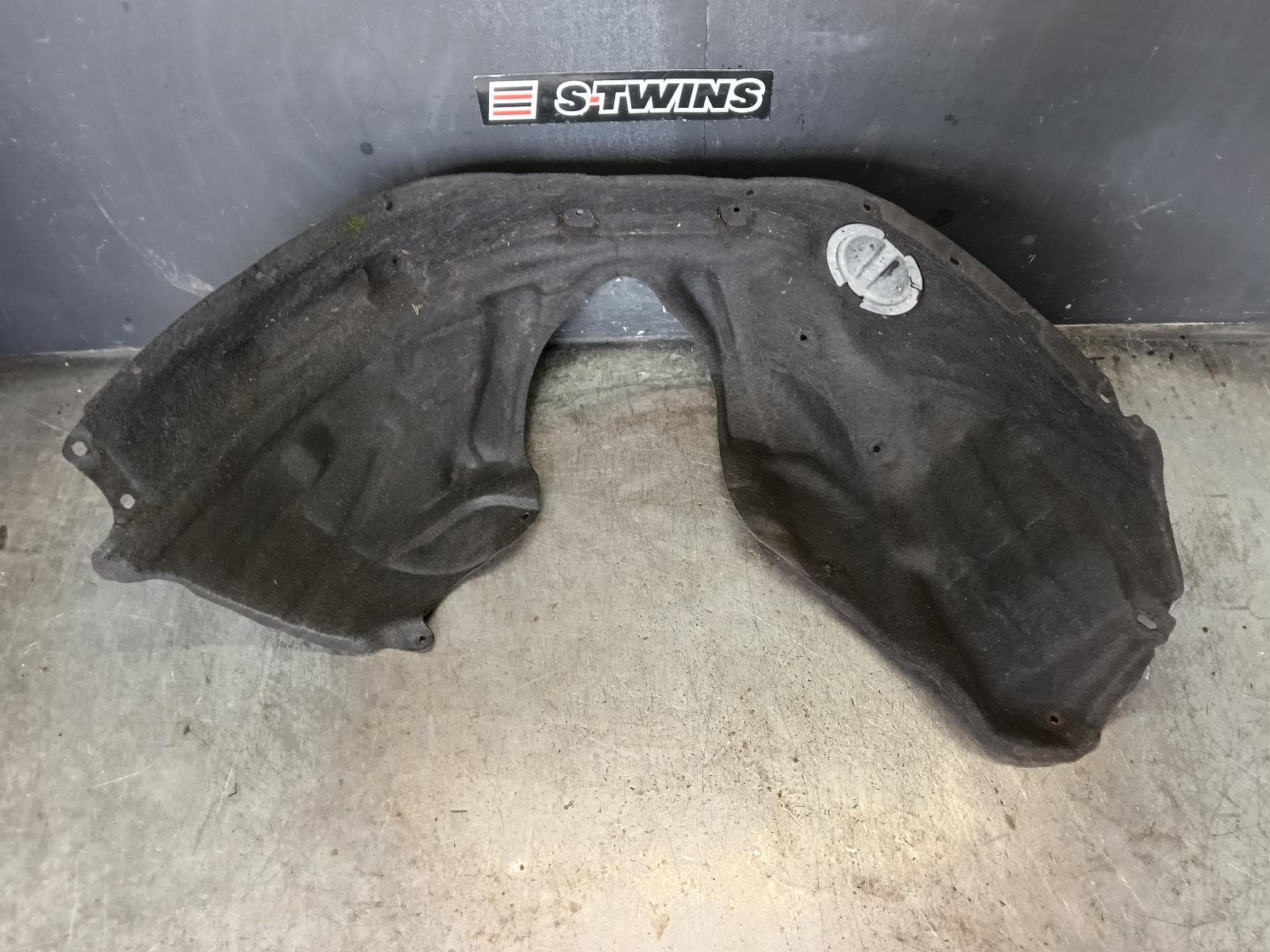 Used auto part listing image: 2014 JEEP GRANDCHEROKEE RIGHT GUARD LINER WK, FRONT, NON SRT8/SRT/TRACKHAWK, 10/10-02/22