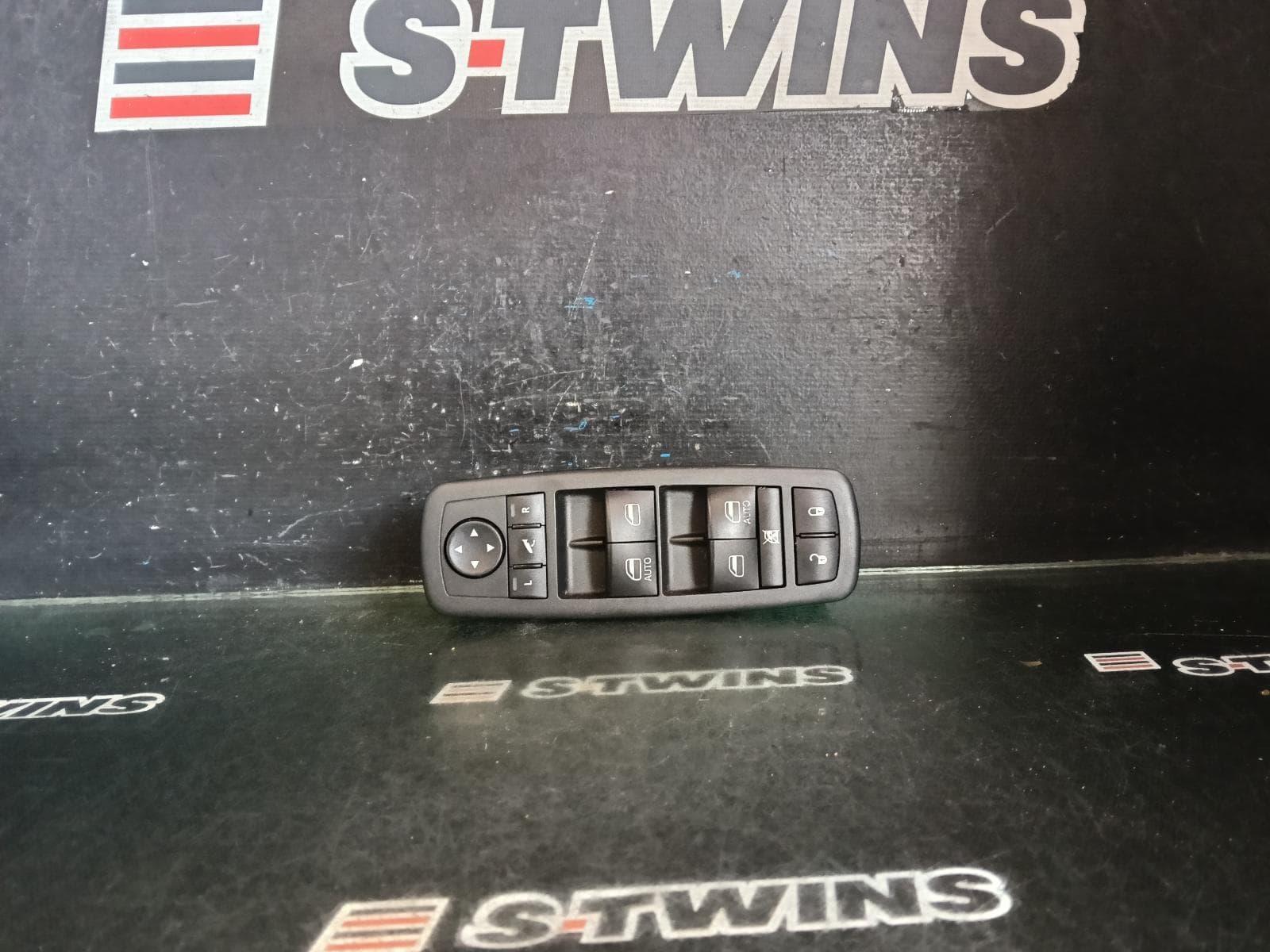 Used auto part listing image: 2014 JEEP GRANDCHEROKEE PWR DR WIND SWITCH RH FRONT (MASTER SWITCH), WK, 10/10-02/22