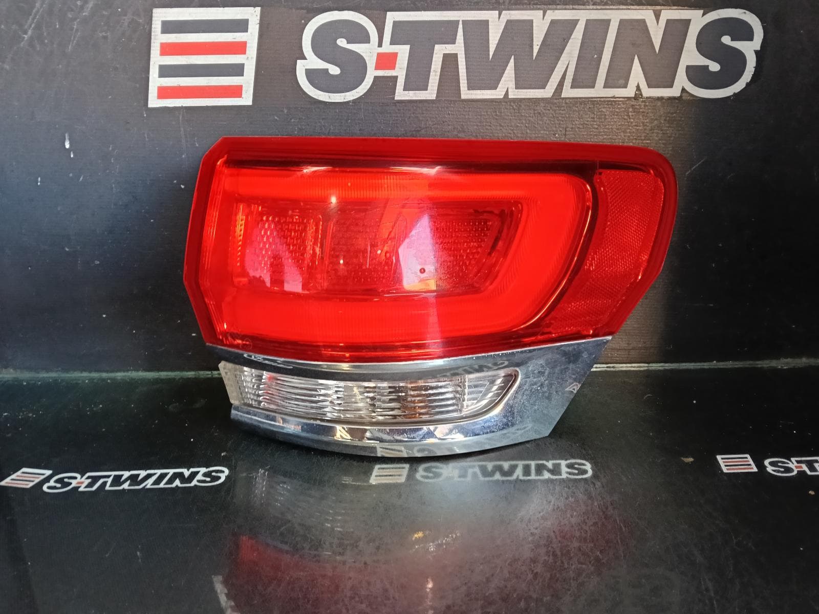 Used auto part listing image: 2014 JEEP GRANDCHEROKEE RIGHT TAILLIGHT WK, LAREDO/OVERLAND/LIMITED, W/ CHROME BEZEL, 04/13-02/22