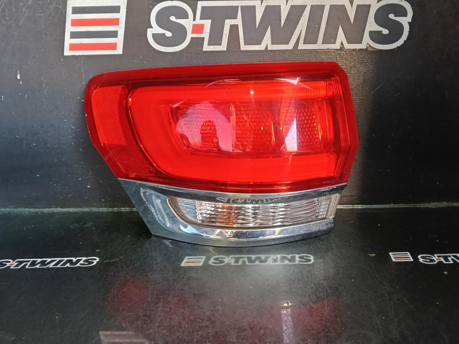 Used auto part listing image: 2014 JEEP GRANDCHEROKEE LEFT TAILLIGHT WK, LAREDO/OVERLAND/LIMITED, W/ CHROME BEZEL, 04/13-02/22