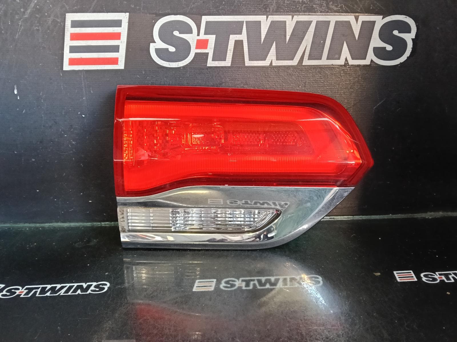 Used auto part listing image: 2014 JEEP GRANDCHEROKEE REAR GARNISH TAILGATE LAMP (LH SIDE), WK, LAREDO/OVERLAND/SUMMIT/LIMITED, CHROME BEZEL, 04/13-02/22 0000423199