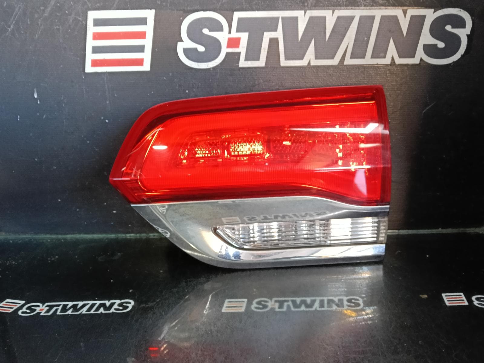 Used auto part listing image: 2014 JEEP GRANDCHEROKEE REAR GARNISH TAILGATE LAMP (RH SIDE), WK, LAREDO/OVERLAND/SUMMIT/LIMITED, CHROME BEZEL, 04/13-02/22