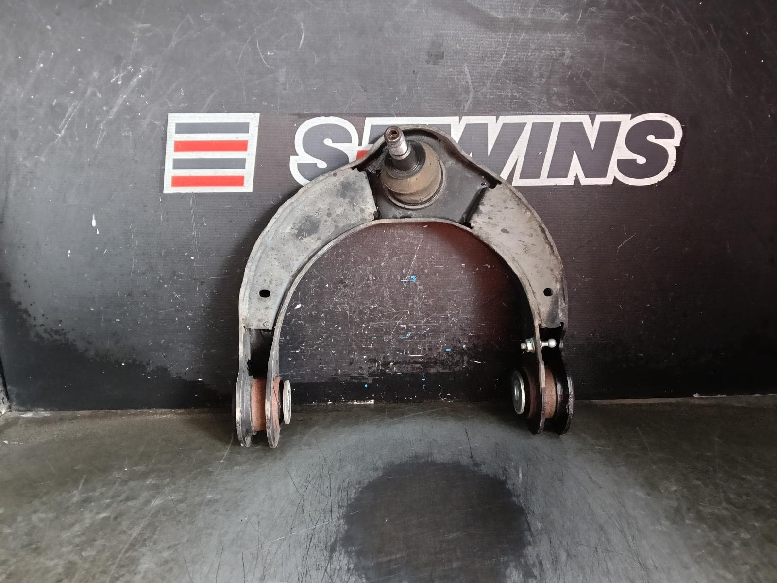 Used auto part listing image: 2014 JEEP GRANDCHEROKEE RIGHT FRONT UPPER CONTROL ARM WK, 10/10-04/16