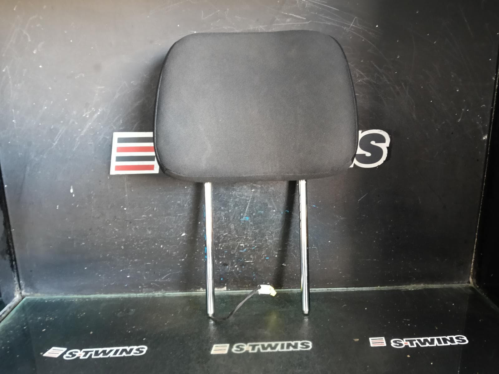 Used auto part listing image: 2014 JEEP GRANDCHEROKEE HEADREST RH FRONT, CLOTH, BLACK, WK, 10/10-02/22
