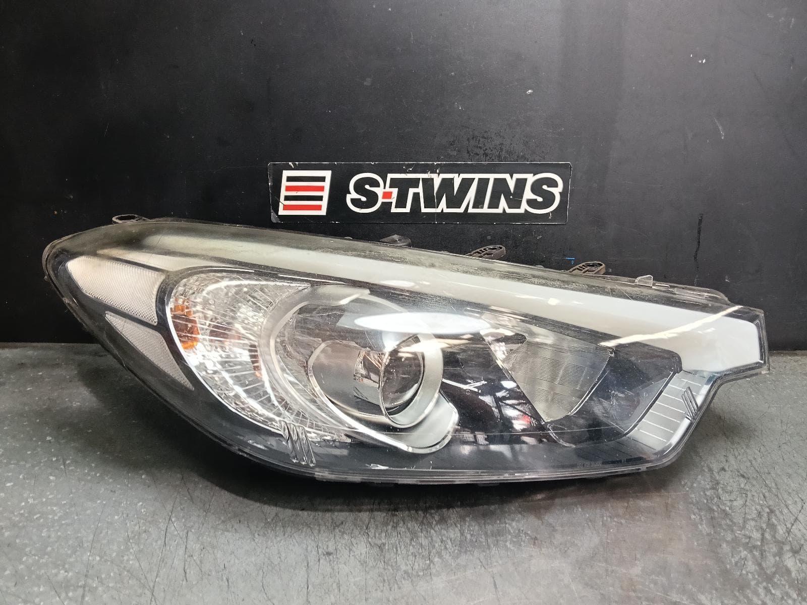 Used auto part listing image: 2015 KIA CERATO RIGHT HEADLAMP YD, W/ HALOGEN TYPE, 04/13-02/16