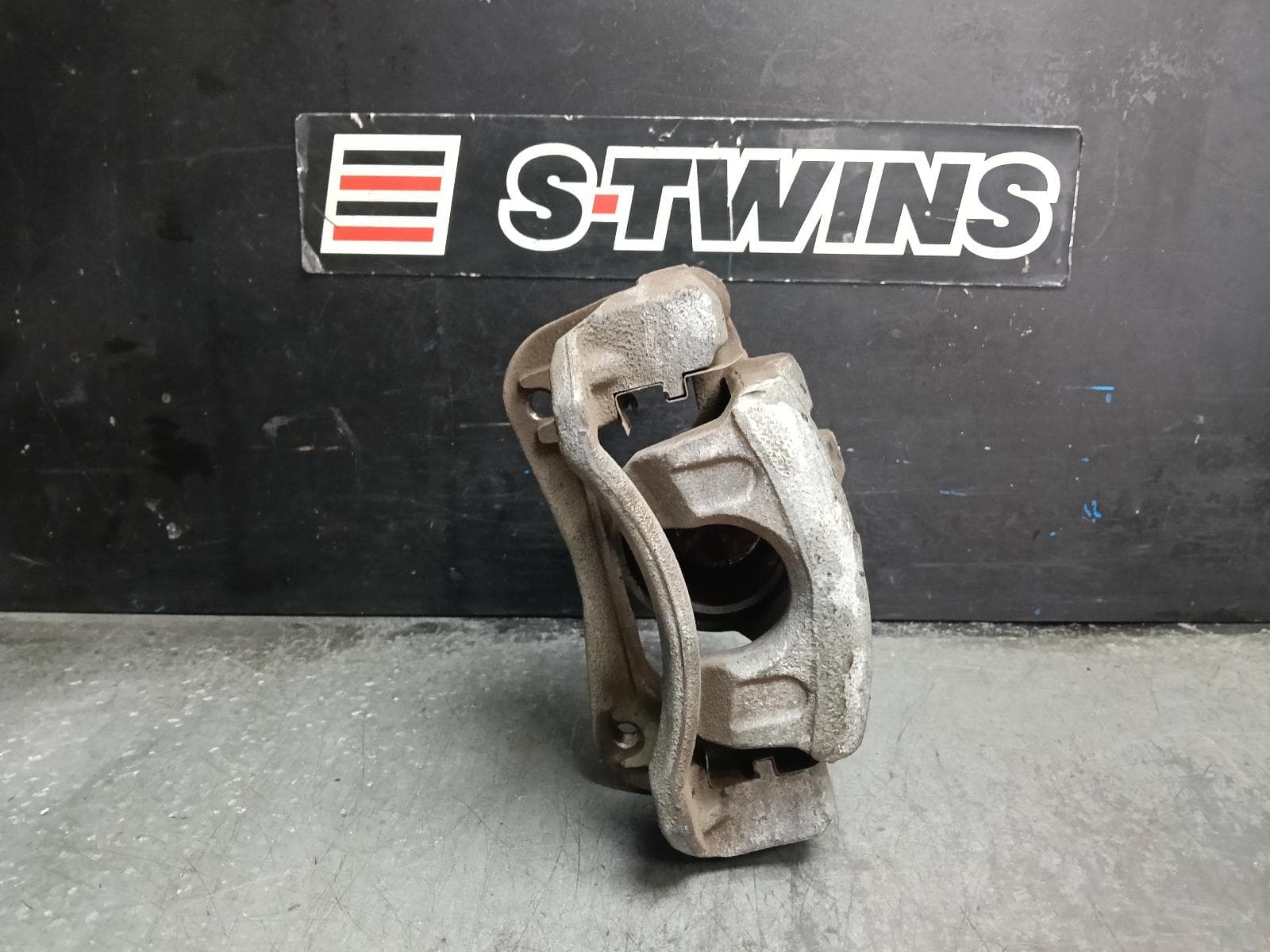 Used auto part listing image: 2015 KIA CERATO CALIPER LH FRONT, SEDAN/HATCH, YD, 04/13-05/18