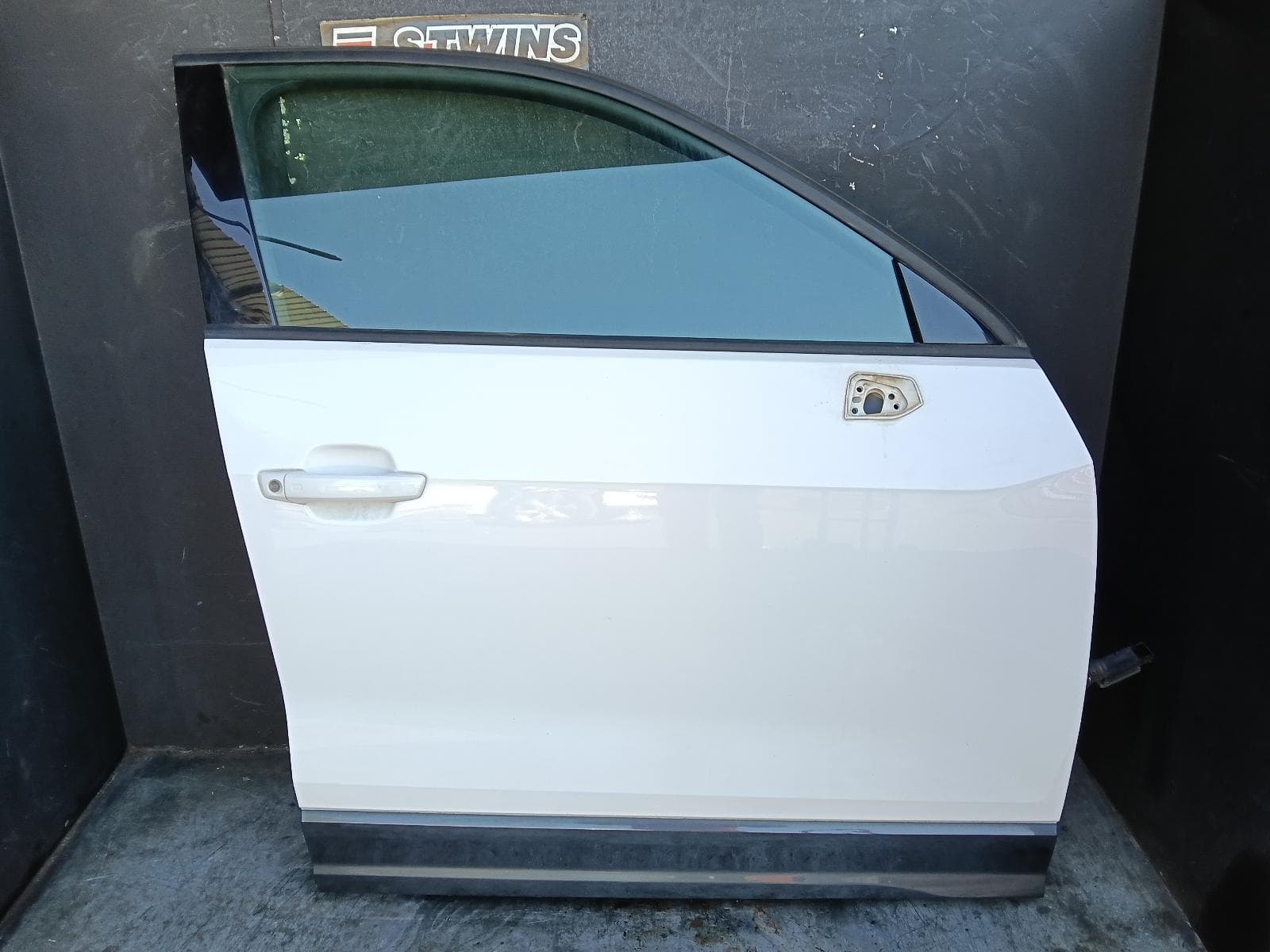 Used auto part listing image: 2018 AUDI Q2 RIGHT FRONT DOOR GA, 10/16- 0000423843