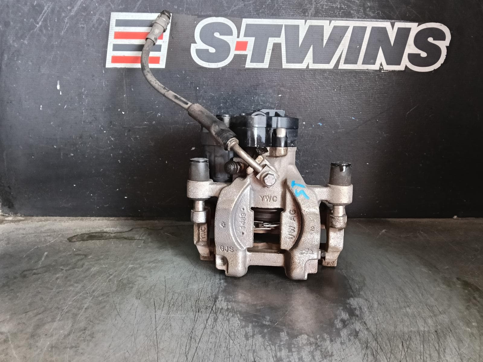 Used auto part listing image: 2019 VOLKSWAGEN TIGUAN CALIPER RH REAR, NON R, GREY, 5NA, 06/16-02/24
