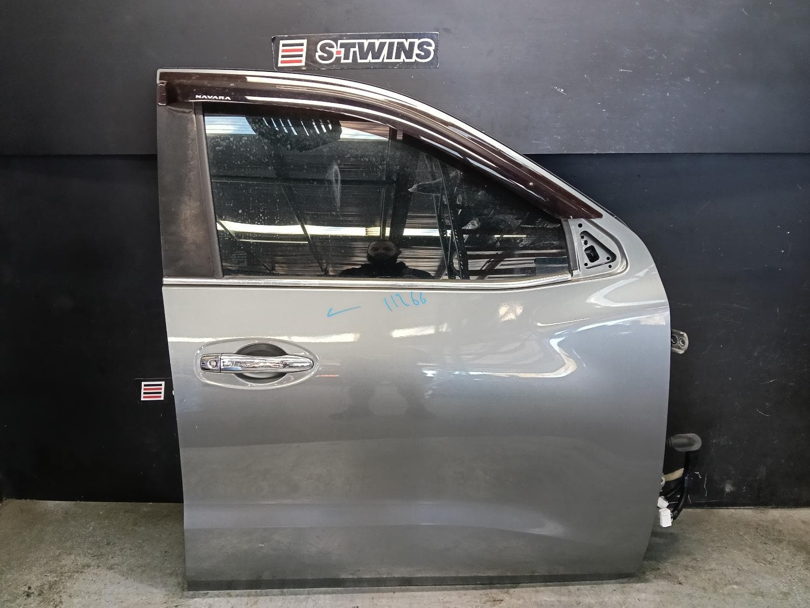 Used auto part listing image: 2021 NISSAN NAVARA RIGHT FRONT DOOR NP300, DUAL CAB, 04/15-01/26
