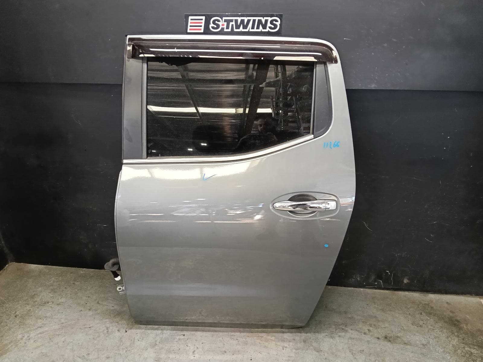 Used auto part listing image: 2021 NISSAN NAVARA LEFT REAR DOOR SLIDING NP300, DUAL CAB, 04/15-01/26