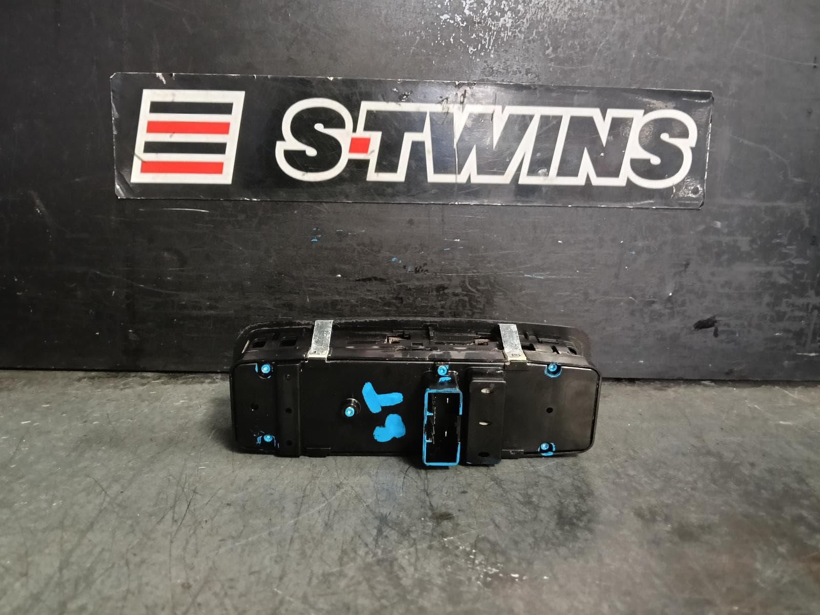 Used auto part listing image: 2021 RAM 1500 PWR DR WIND SWITCH RH FRONT, DS, NON POWER FOLD, 11/17-12/23