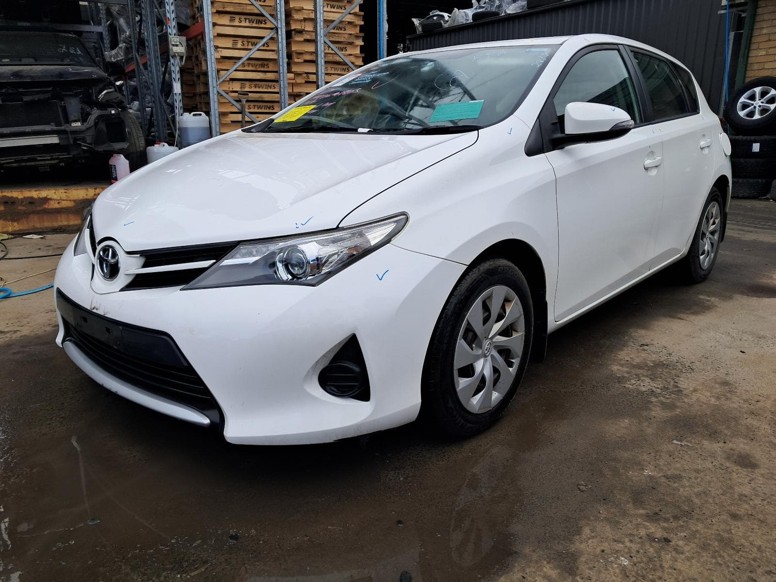 Used auto part listing image: 2013 TOYOTA COROLLA LEFT FRONT DOOR WINDOW ZRE182R, 08/12-06/18