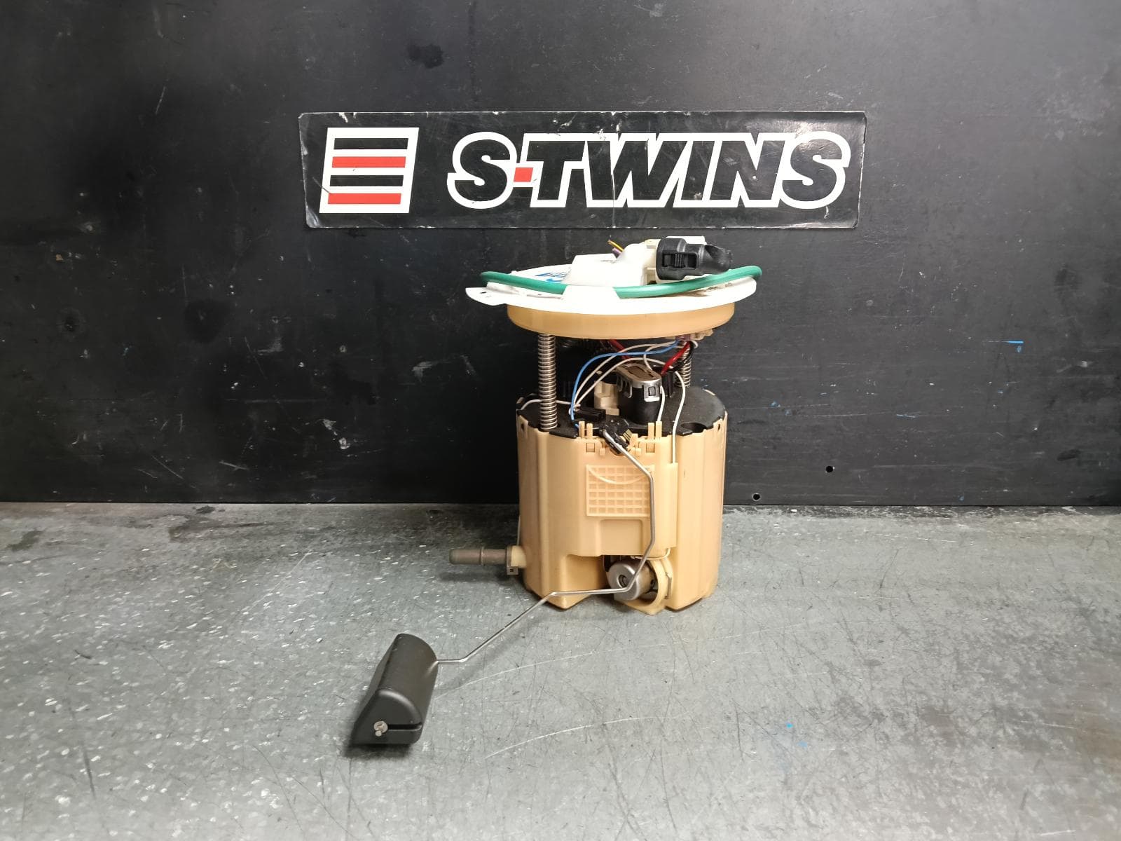 Used auto part listing image: 2014 HOLDEN STATESMAN/CAPRICE FUEL PUMP WN 05/13-12/17