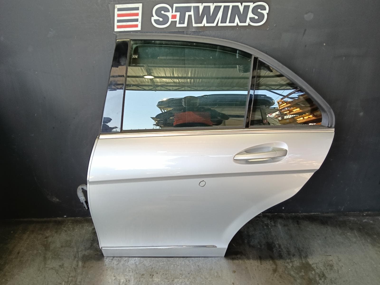 Used auto part listing image: 2010 MERCEDES C CLASS LEFT REAR DOOR SLIDING W204, SEDAN, 07/07-07/14 0000423796
