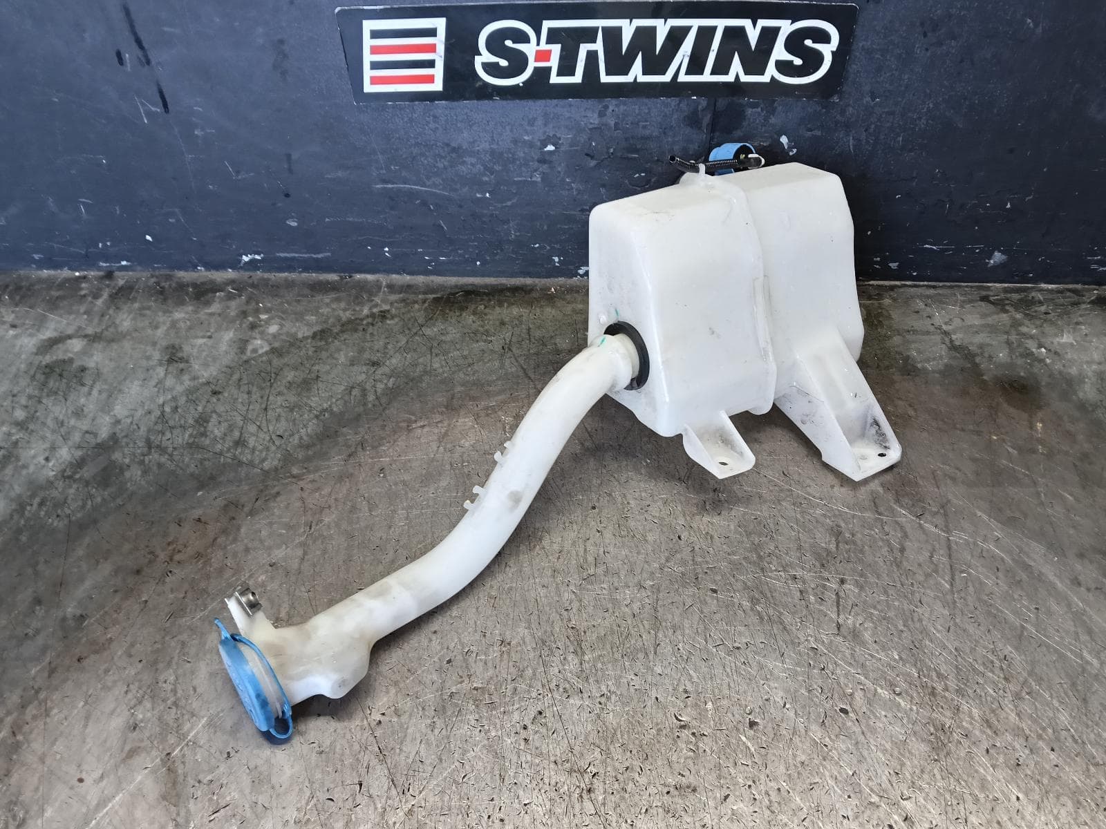 Used auto part listing image: 2022 MG MG3 WASHER BOTTLE SZP1, 07/16-10/25 0000423924
