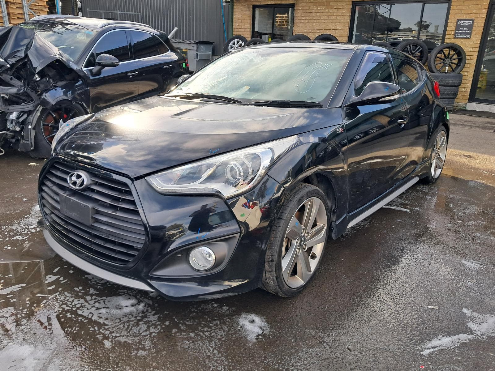 Used auto part listing image: 2013 HYUNDAI VELOSTER FRONT SEAT RH FRONT, FS, LEATHER, BLACK, TURBO, BEIGE TRIM, 06/12-02/18