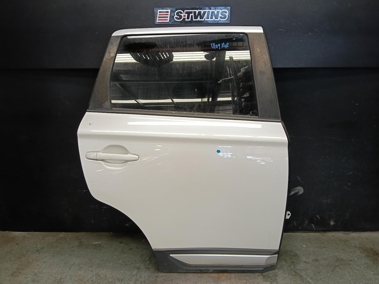 Used auto part listing image: 2021 MITSUBISHI OUTLANDER RIGHT REAR DOOR SLIDING ZK-ZL, NON PHEV TYPE, 01/15-07/21 0000423539