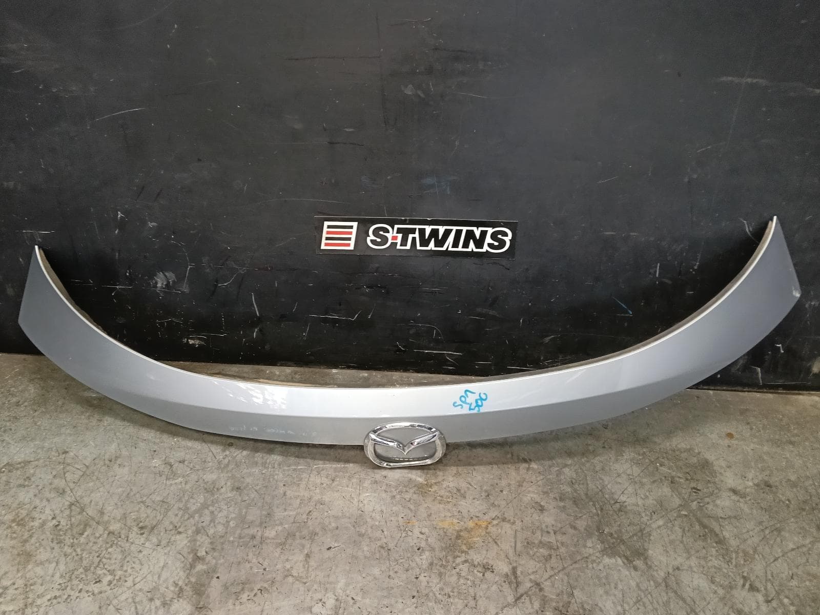 Used auto part listing image: 2018 MAZDA CX5 REAR GARNISH TAILGATE GARNISH (CENTRE UPPER), KF, 02/17-08/21 0000423509