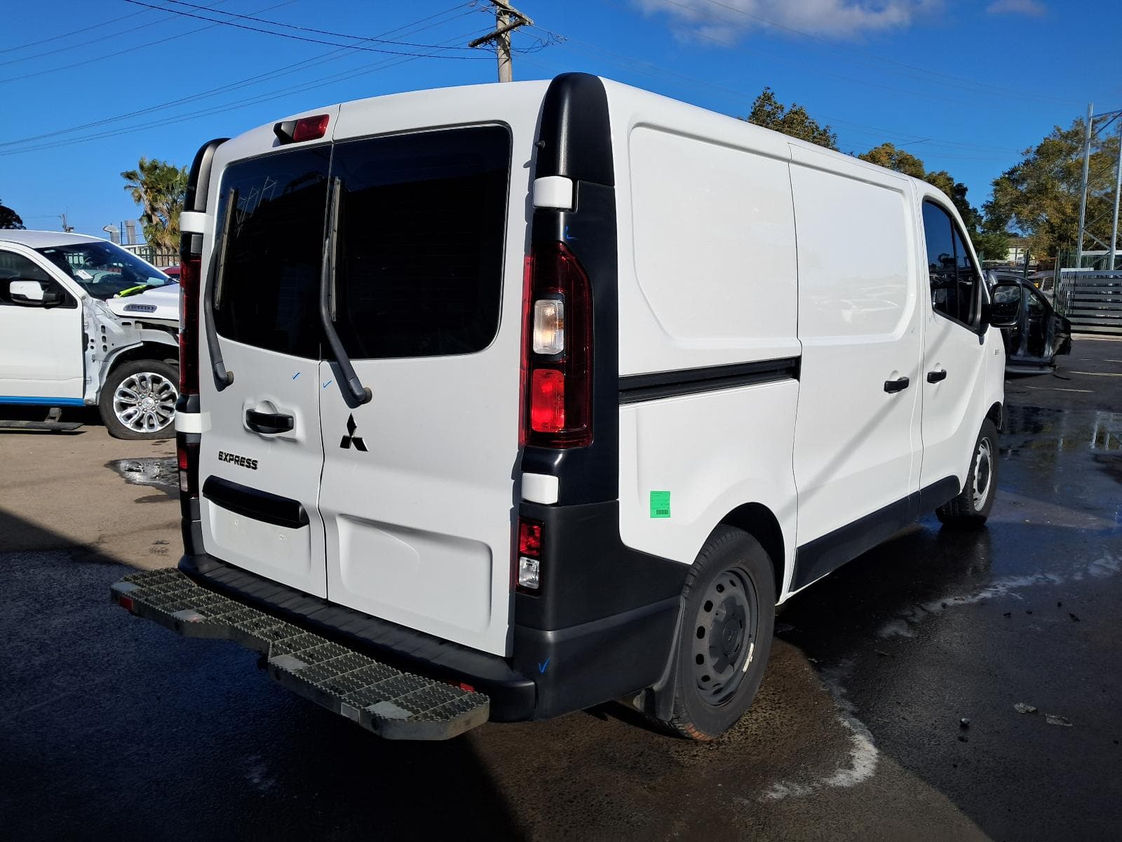2022 MITSUBISHI EXPRESS 4