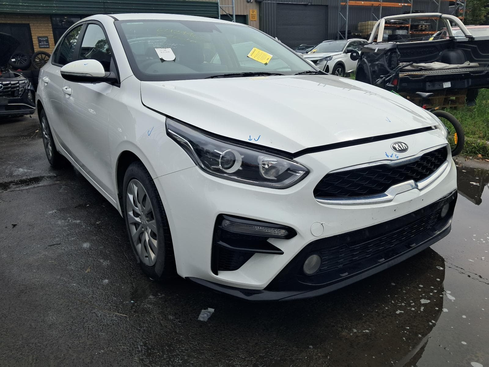 Used auto part listing image: 2020 KIA CERATO REAR GARNISH BOOTLID GARNISH W/ NUMBER PLATE LIGHT AND REVERSE CAMERA, BD, 04/18-03/21