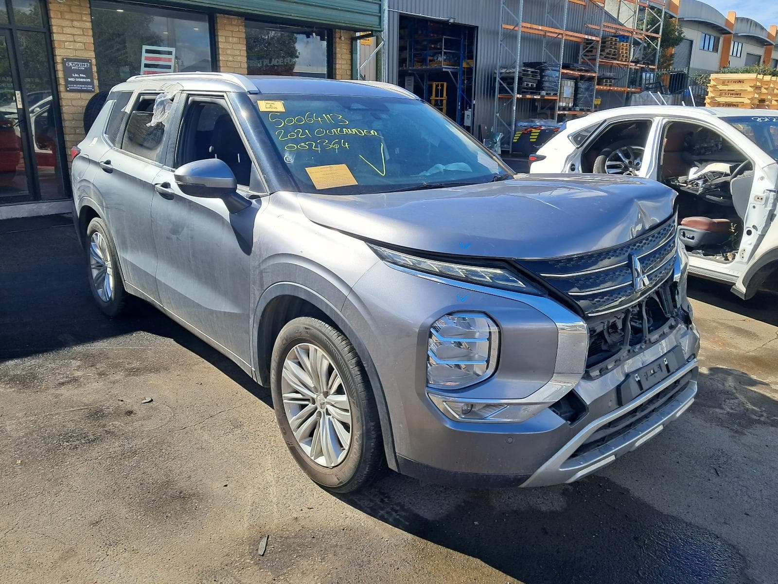 Used auto part listing image: 2022 MITSUBISHI OUTLANDER LEFT FRONT DOOR WINDOW ZM, 08/21