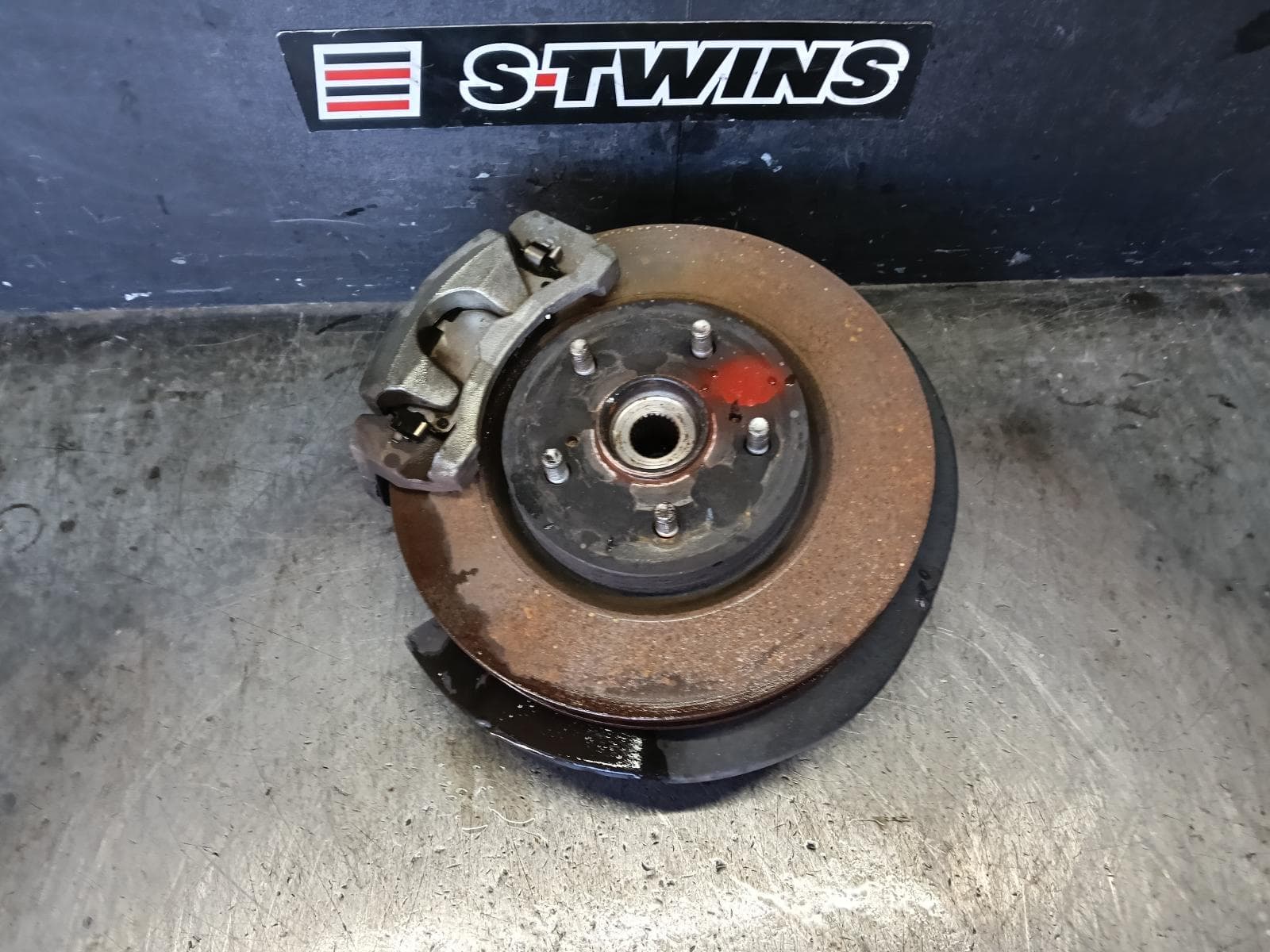Used auto part listing image: 2020 TOYOTA RAV4 LEFT FRONT HUB ASSEMBLY XA50, FWD, 11/18-12/25