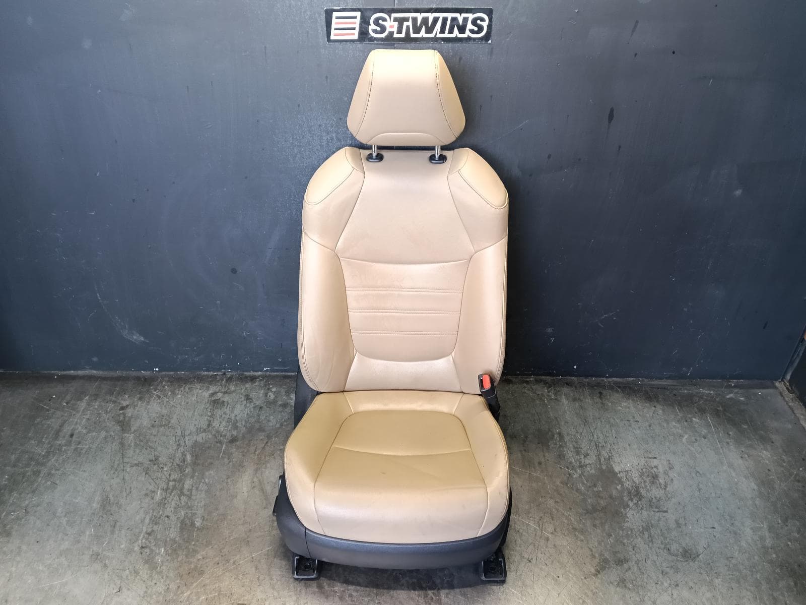 Used auto part listing image: 2020 TOYOTA RAV4 FRONT SEAT RH FRONT, XA50, LEATHER, BEIGE, CRUISER, 11/18-12/25 0000423896