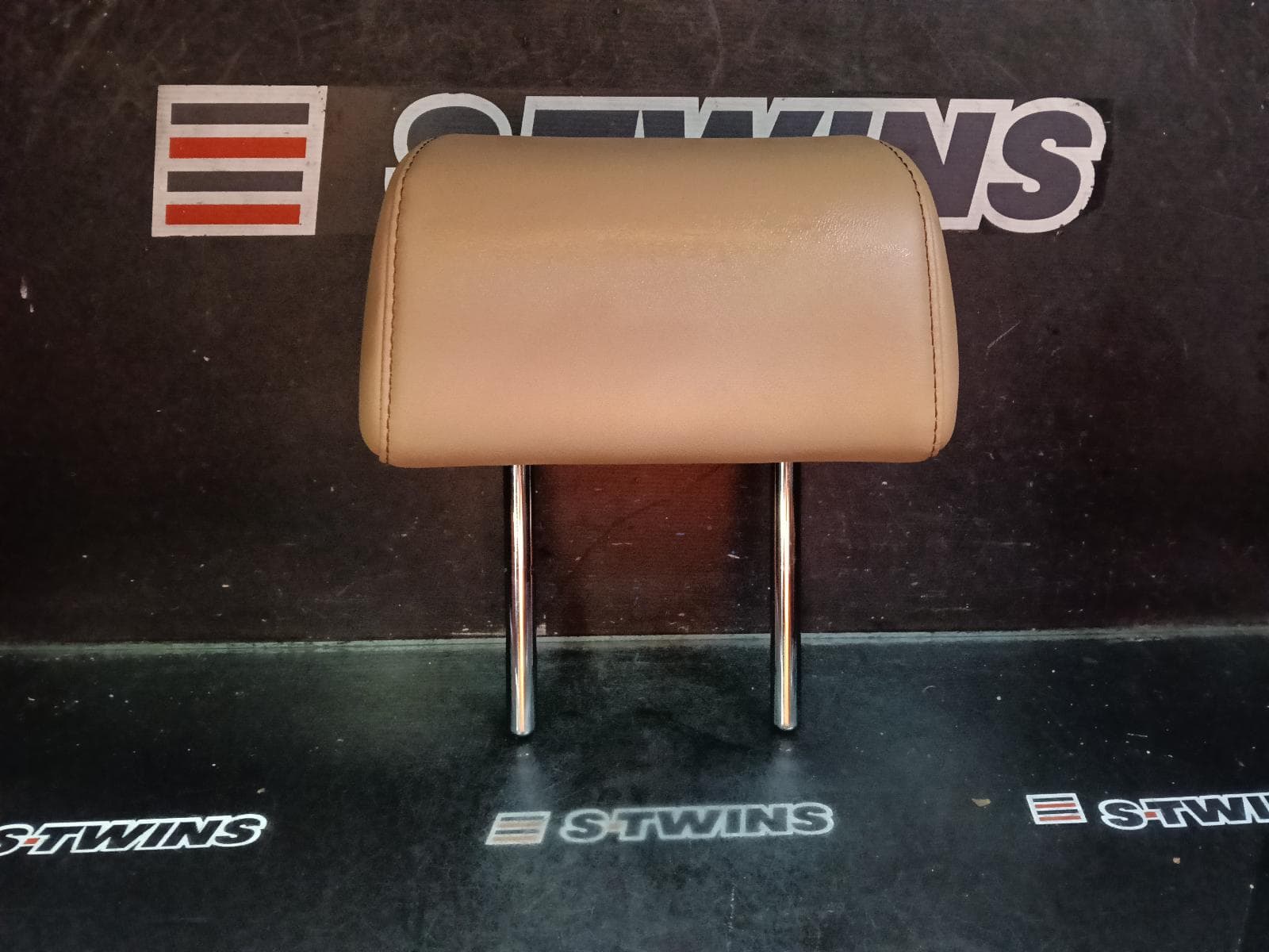 Used auto part listing image: 2020 TOYOTA RAV4 HEADREST RH REAR, LEATHER, XA50, 11/18-12/25 0000423999