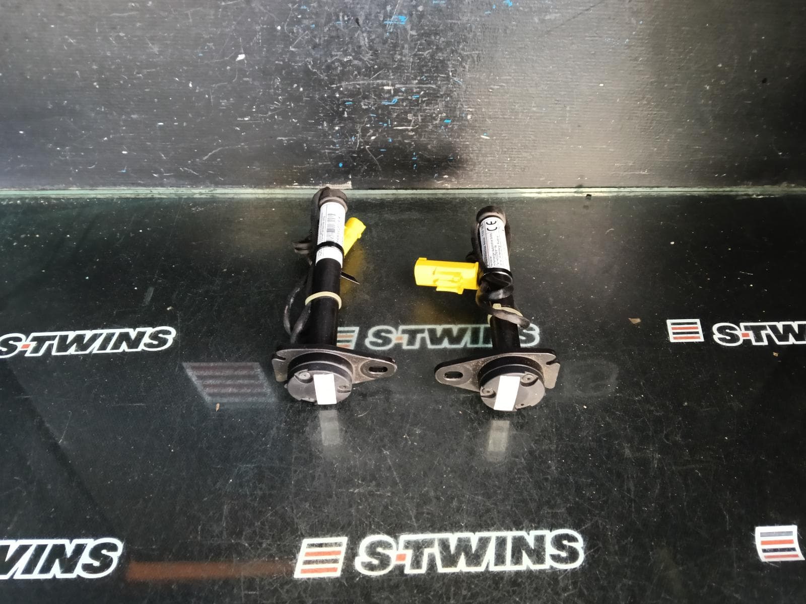 Used auto part listing image: 2014 MERCEDES C CLASS BONNET HINGE STRUT BONNET ACTUATORS (PAIR), C204, 03/11-01/15 0000421833