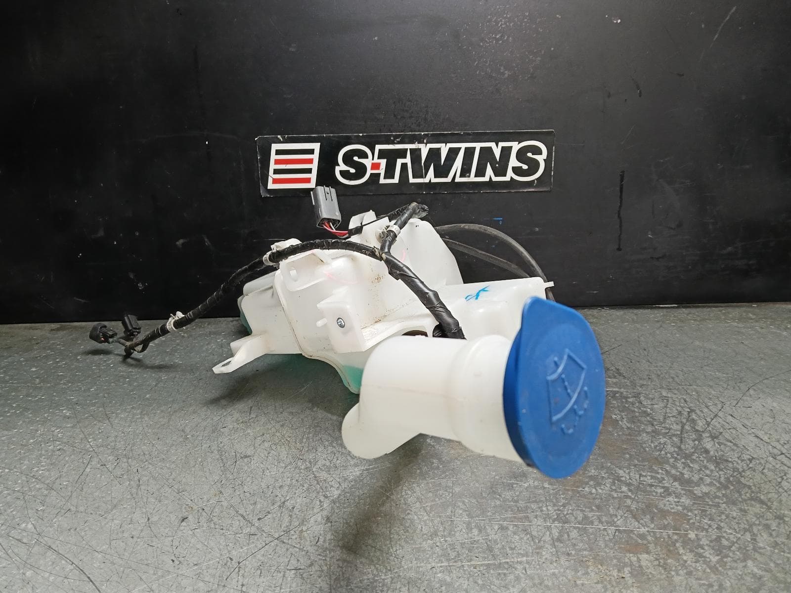 Used auto part listing image: 2021 MAZDA CX3 WASHER BOTTLE DK, 03/15- 0000420575