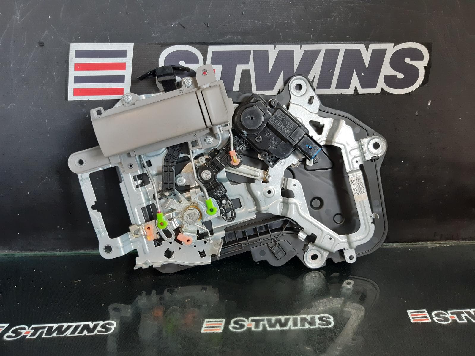 Used auto part listing image: 2015 KIA CARNIVAL/GRAND CARNIVAL DOOR BOOT GATE LOCK LEFT SLIDING DOOR, FRONT UPPER LOCK/ACTUATOR, YP, NON POWER SLIDING DOOR TYPE, 12/14-10/20 0000346200