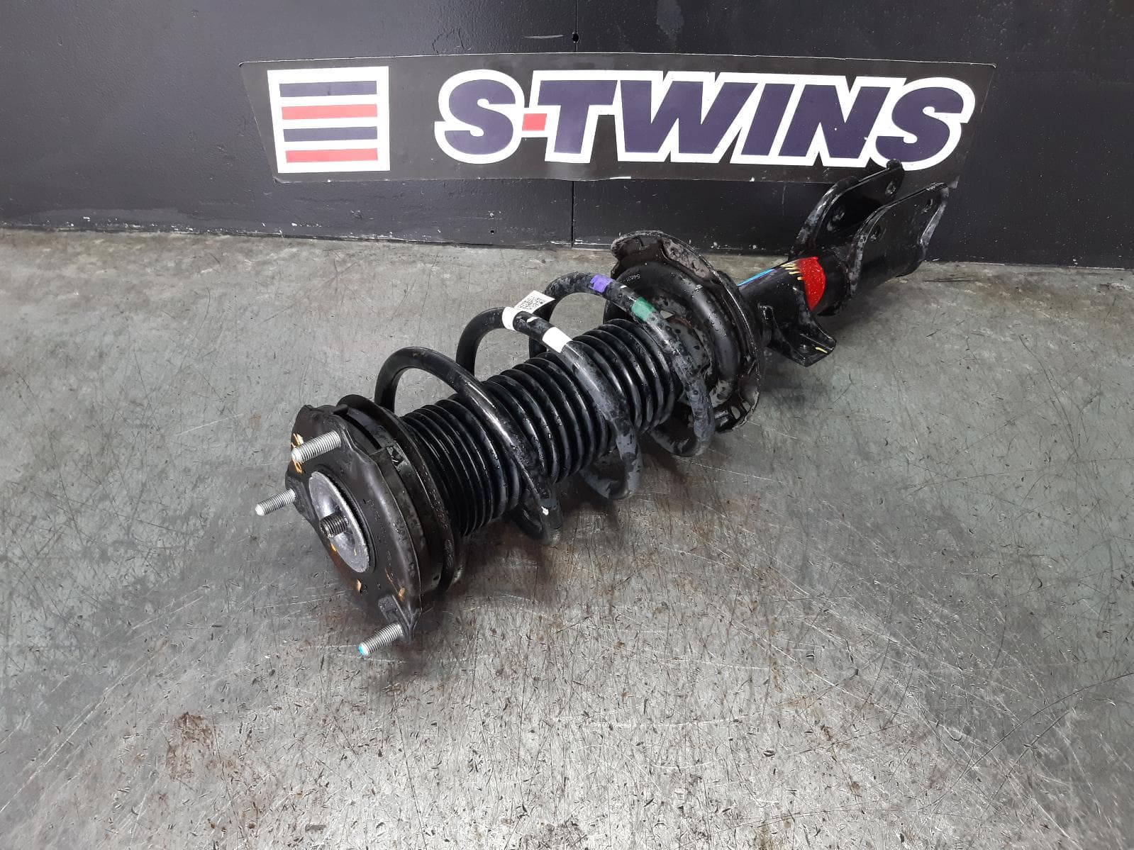 Used auto part listing image: 2020 HYUNDAI SANTA FE LEFT FRONT STRUT PETROL, 3.5, G6DC/G6DU, TM, 06/19-10/23 0000141289