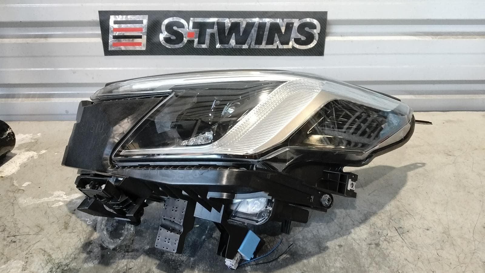 Used auto part listing image: 2022 SUBARU FORESTER LEFT HEADLAMP SK, W/ LED, ADAPTIVE TYPE, 09/21-11/24 0000404085
