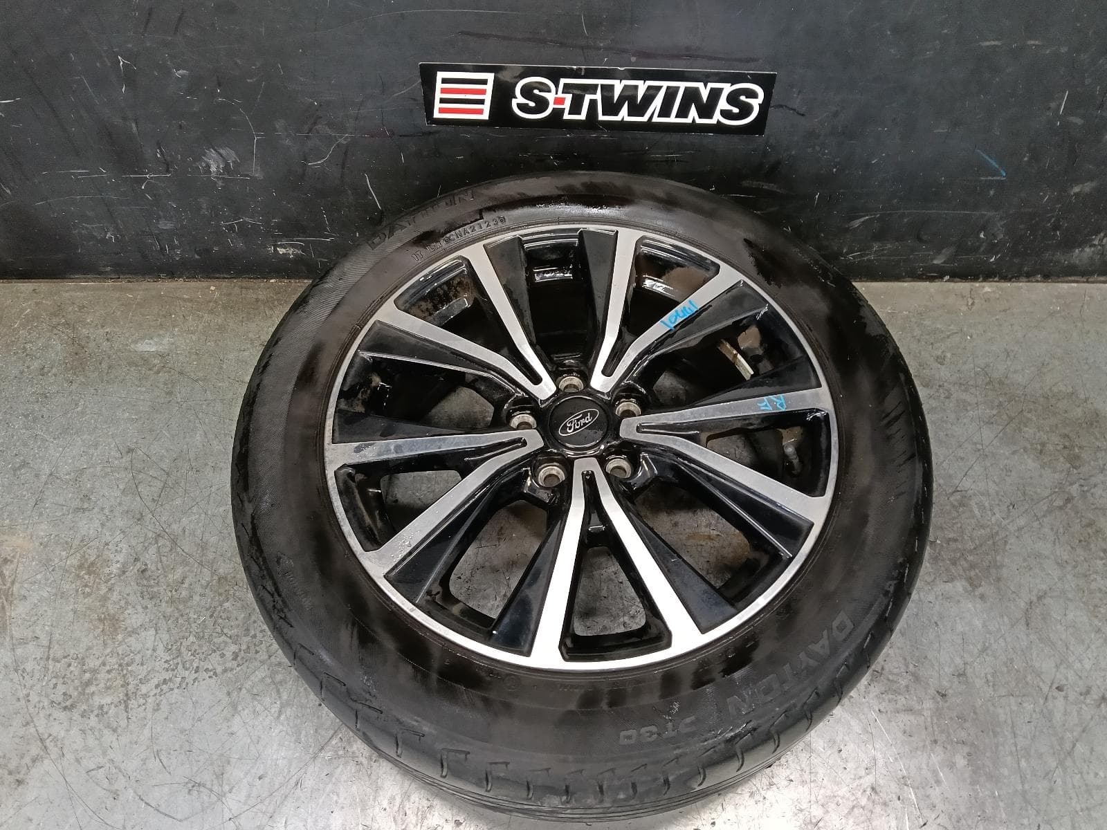 Used auto part listing image: 2022 FORD PUMA WHEEL MAG FACTORY, 17X7IN, 5 Y SPOKE, BI-COLOUR, JK, 03/20-09/23 0000423858