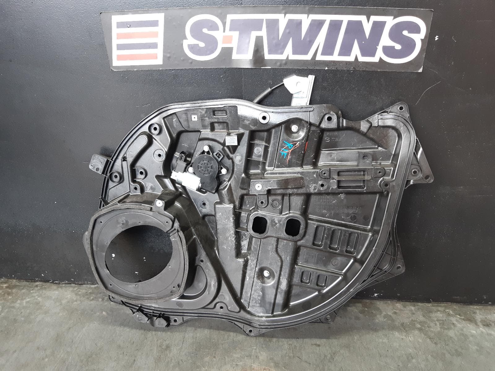 Used auto part listing image: 2012 MAZDA CX9 RIGHT FRONT WINDOW REG MOTOR TB, DOOR REG ASSY (REG AND MOTOR), 12/07-12/15 0000138791