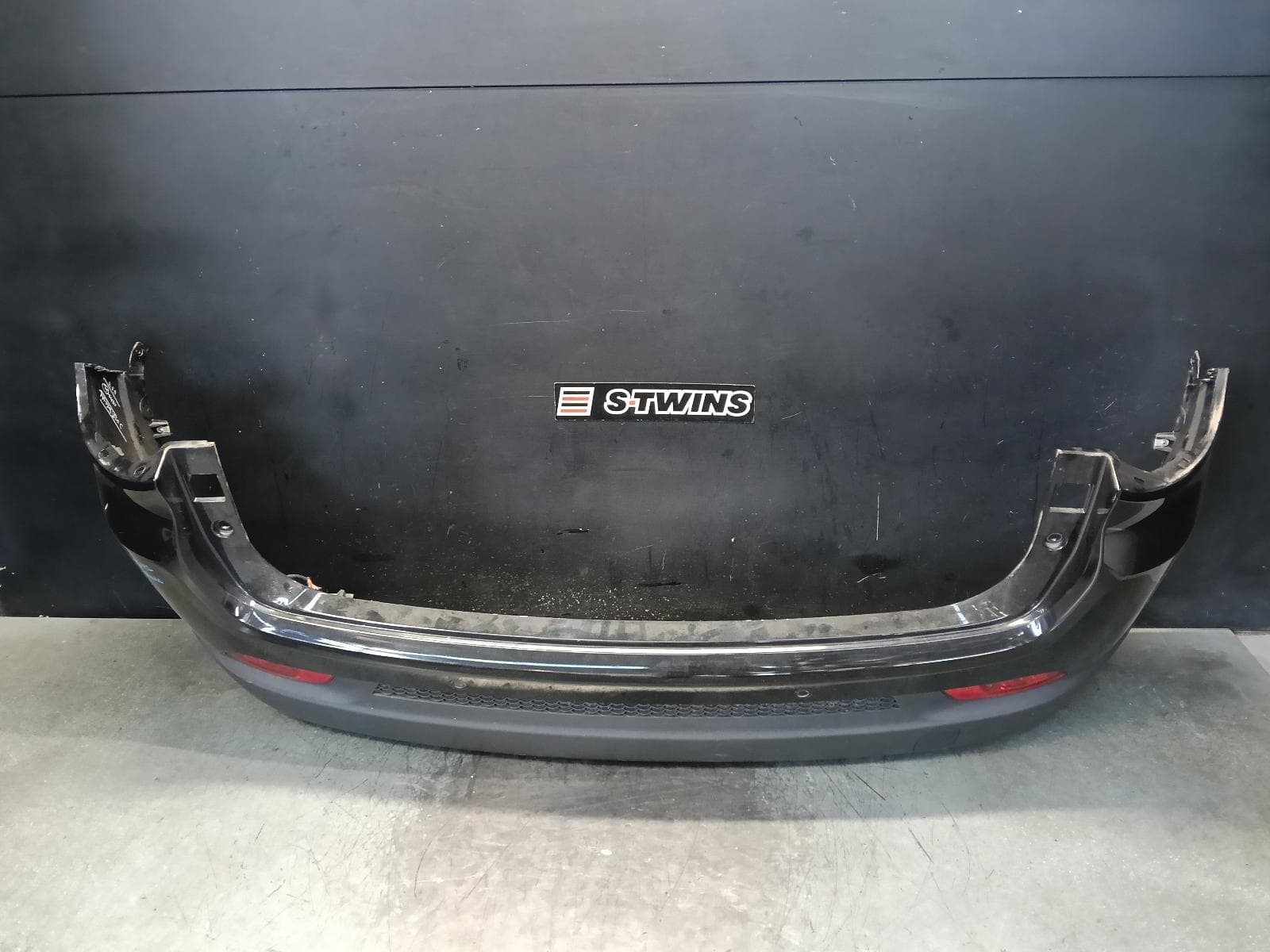 Used auto part listing image: 2023 JEEP COMPASS REAR BUMPER M6, BUMPER BAR (2 PIECE), W/ PARK SENSOR TYPE, COLOUR CODED, NON TRAILHAWK, 04/21-12/23 0000394864