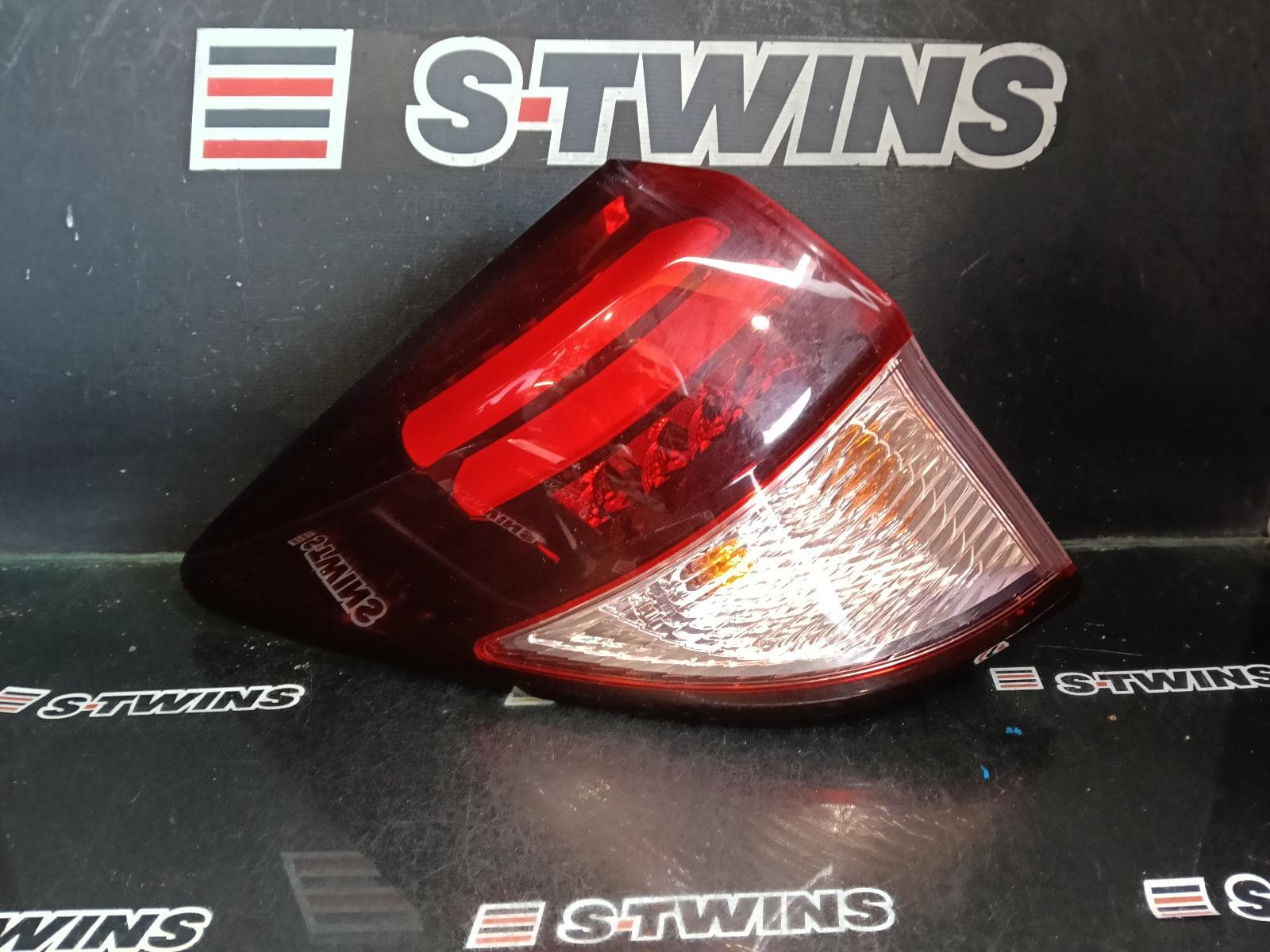 Used auto part listing image: 2015 HONDA HRV LEFT TAILLIGHT RU, VTi-S/VTi-L, OPTICAL GUIDE TYPE, 12/14-06/18 0000424306