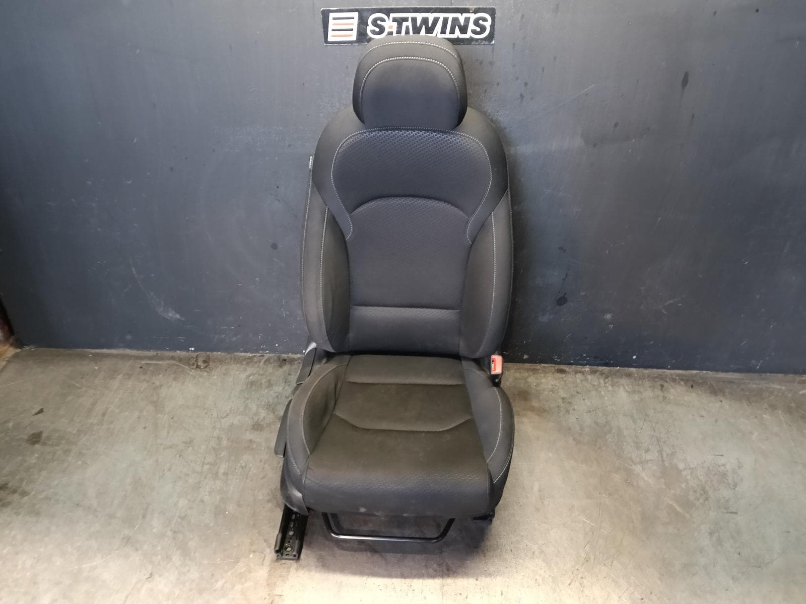 Used auto part listing image: 2019 HYUNDAI I30 FRONT SEAT RH FRONT, PD, HATCH (S. KOREA VIN KMHH), CLOTH, BLACK, ACTIVE/GO, 03/17-12/23