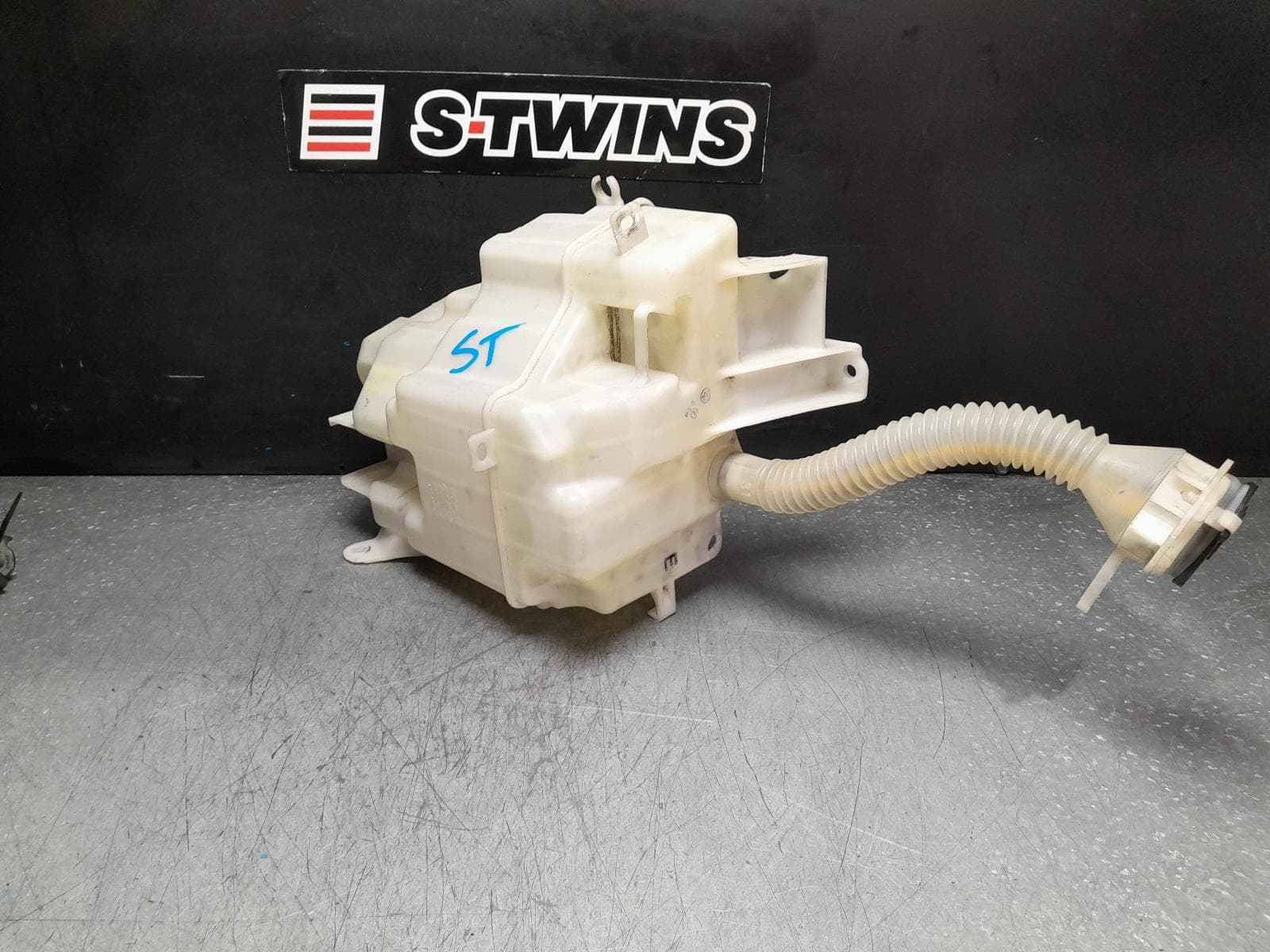 Used auto part listing image: 2012 TOYOTA RAV4 WASHER BOTTLE ACA33/ACA38/GSA33, 08/08-11/12 0000376254