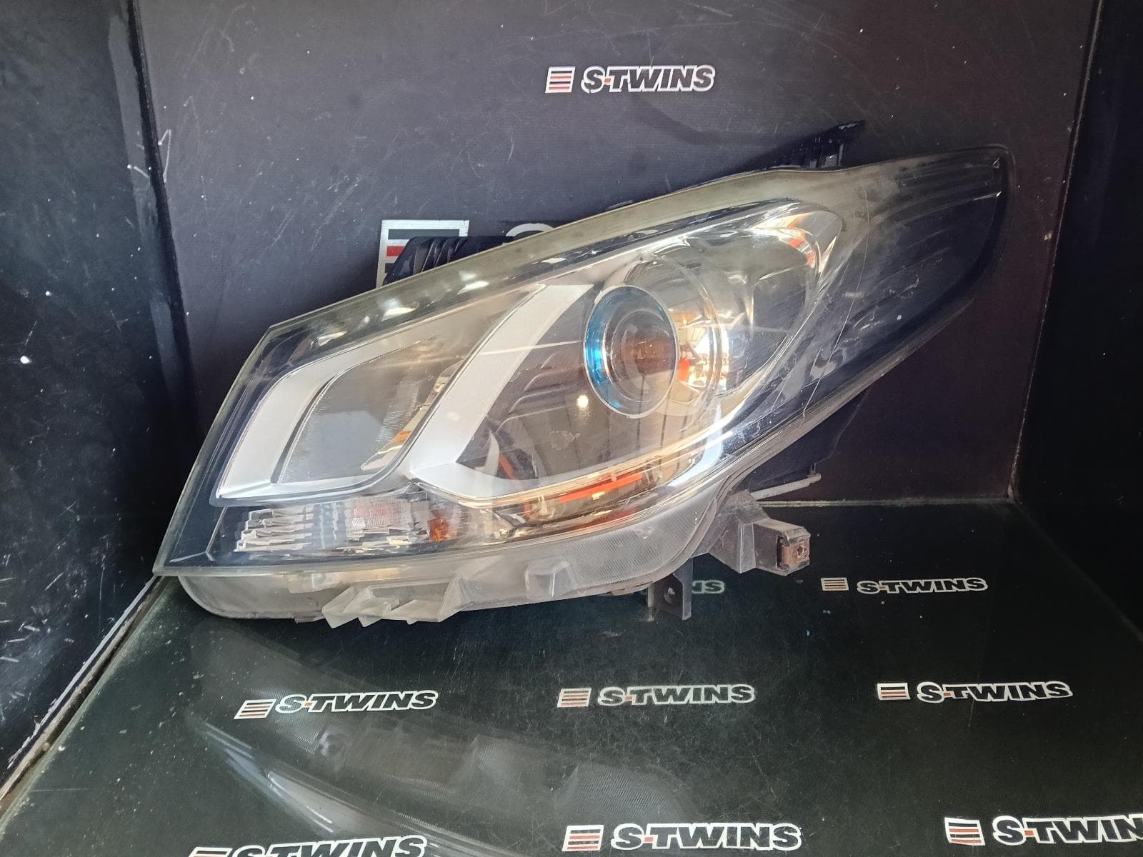 Used auto part listing image: 2017 LDV G10 VAN LEFT HEADLAMP SV7A, W/ XENON TYPE, WAGON, 04/15-08/22
