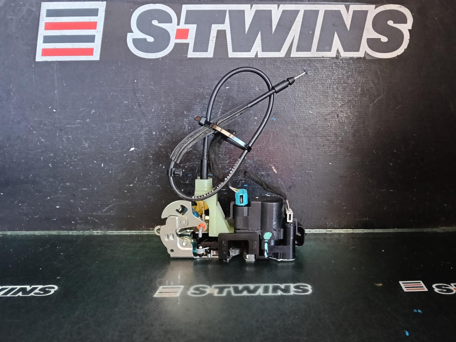 Used auto part listing image: 2017 LDV G10 VAN DOOR BOOT GATE LOCK SV7A, RIGHT FRONT DOOR LOCK, WAGON, 04/15-08/22