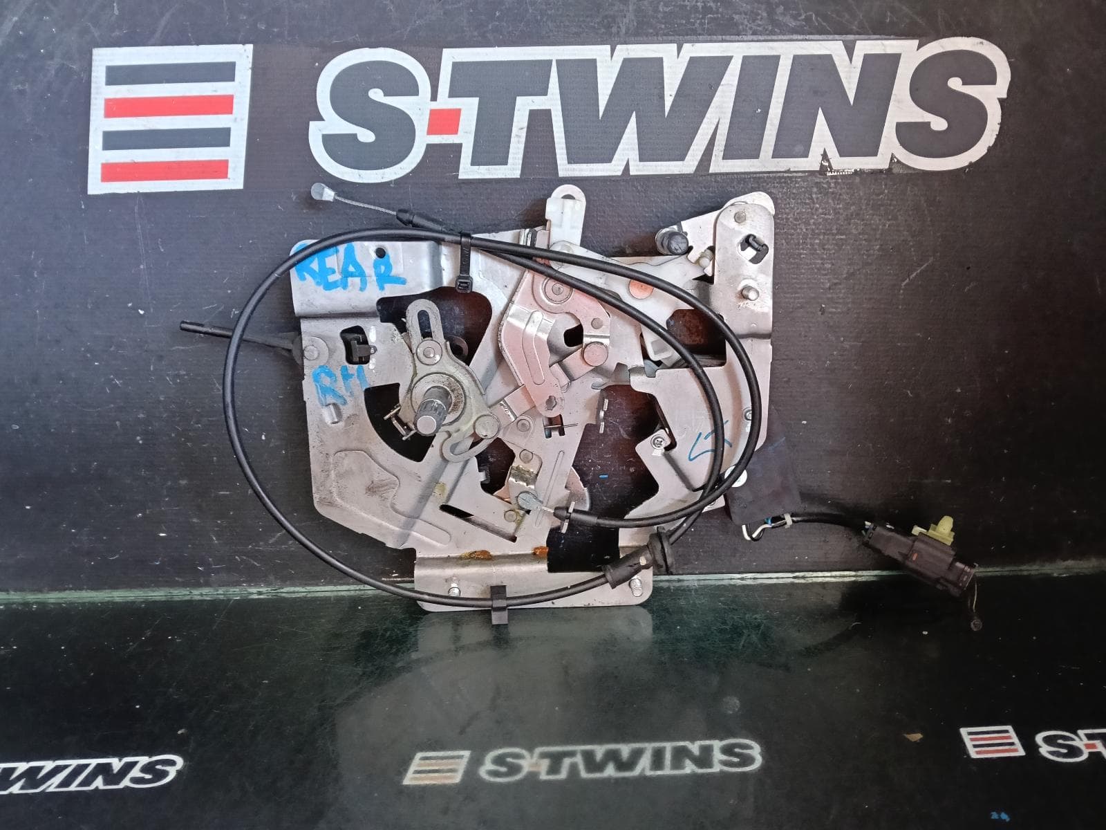 Used auto part listing image: 2017 LDV G10 VAN DOOR BOOT GATE LOCK SV7A/SV7C, RIGHT REAR SLIDING DOOR FRONT UPPER LOCK/ACTUATOR, WAGON/VAN, 04/15