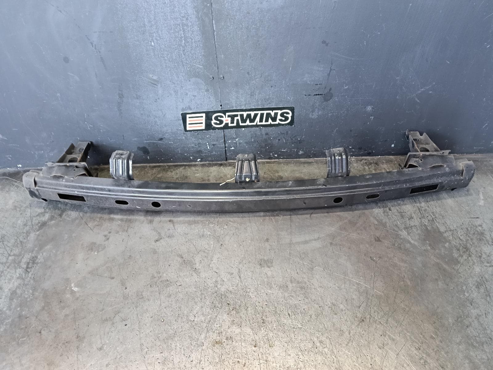 Used auto part listing image: 2017 LDV G10 VAN R BAR BRACKET REINFO SV7A/SV7C, MAIN REINFORCEMENT, WAGON/VAN, 04/15
