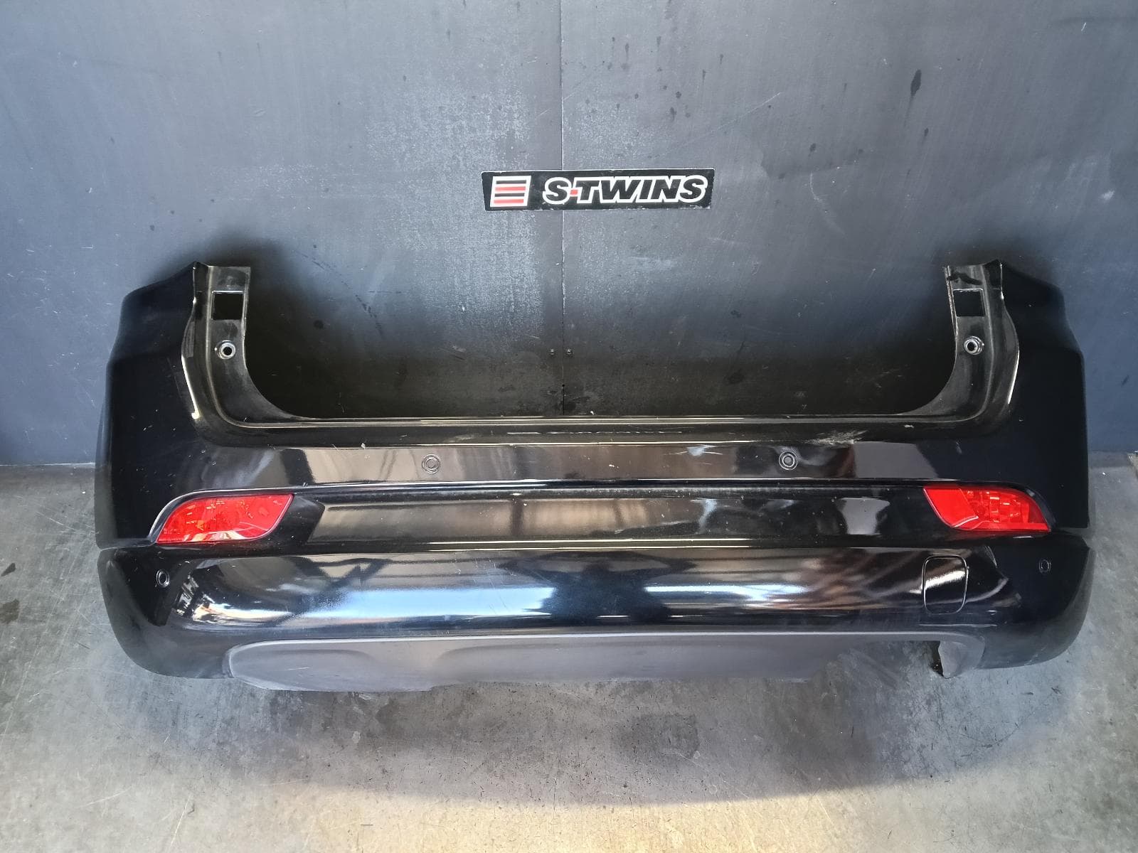 Used auto part listing image: 2021 JEEP COMPASS REAR BUMPER M6, BUMPER BAR (2 PIECE), W/ PARK SENSOR TYPE, COLOUR CODED, NON TRAILHAWK, 04/21-12/23