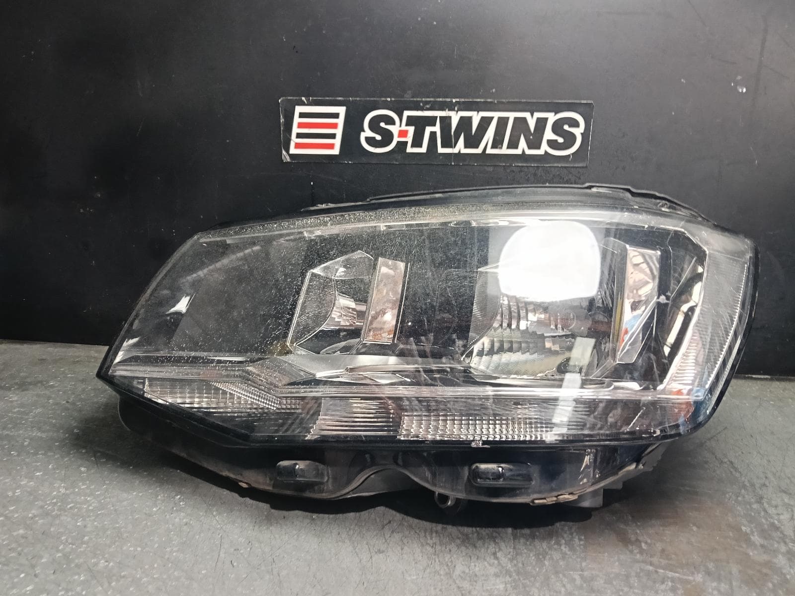 Used auto part listing image: 2017 VOLKSWAGEN TRANSPORTER LEFT HEADLAMP T6, HALOGEN TYPE (H7), 07/15-07/20 0000424338