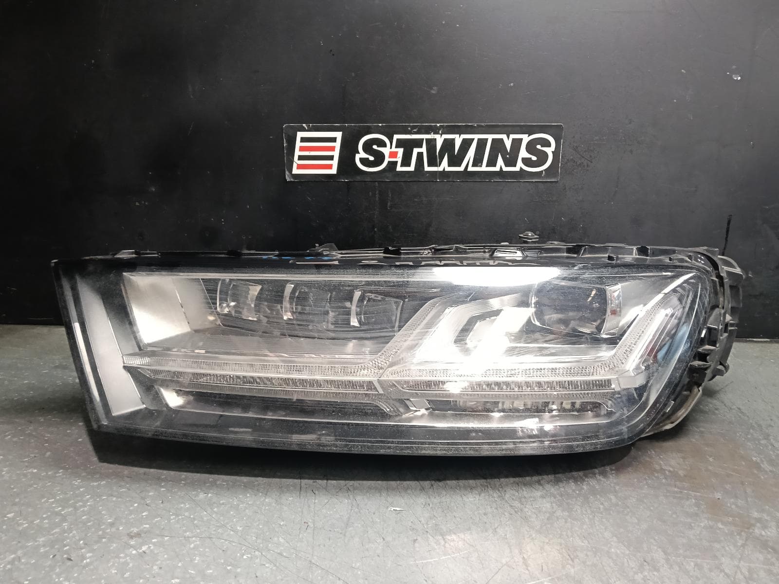 Used auto part listing image: 2016 AUDI Q7 LEFT HEADLAMP 4M, W/ MATRIX LED TYPE, 07/15-03/20 0000424405