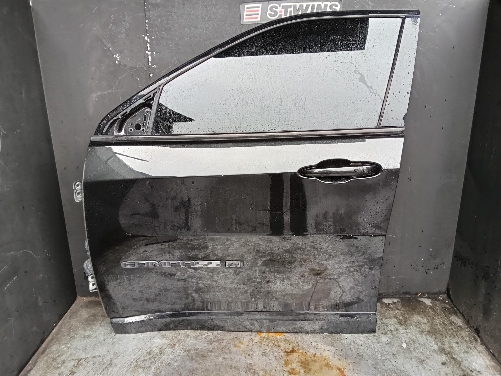 Used auto part listing image: 2021 JEEP COMPASS LEFT FRONT DOOR M6, 10/17