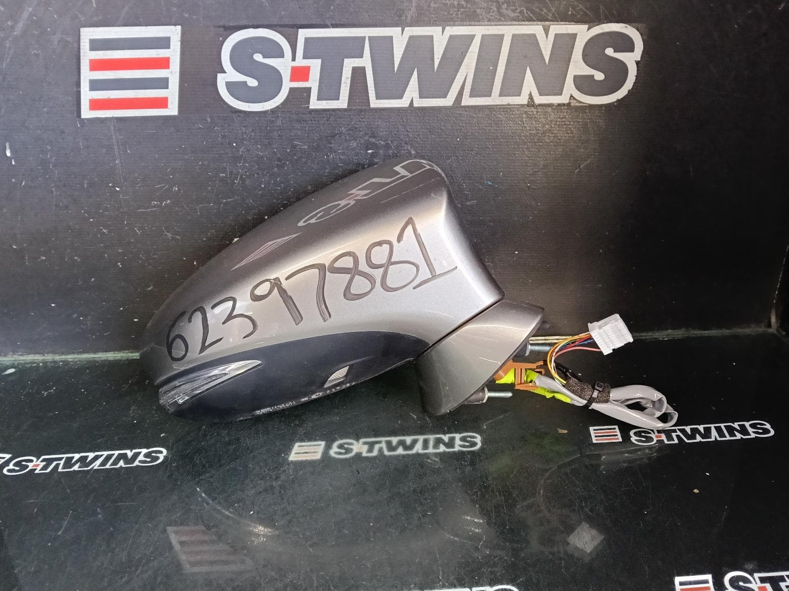 Used auto part listing image: 2016 LEXUS IS SERIES RIGHT DOOR MIRROR XE30, W/POWER FOLD, NON BLIND SPOT TYPE, 04/13-08/20