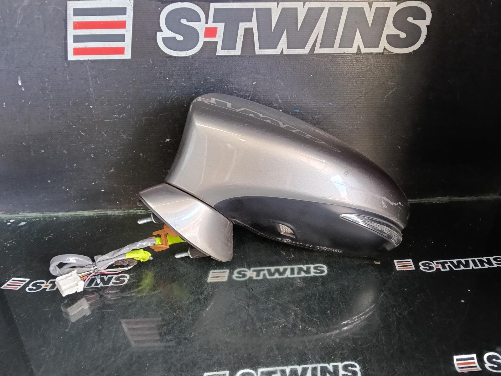 Used auto part listing image: 2016 LEXUS IS SERIES LEFT DOOR MIRROR XE30, W/POWER FOLD, NON BLIND SPOT TYPE, 04/13-08/20